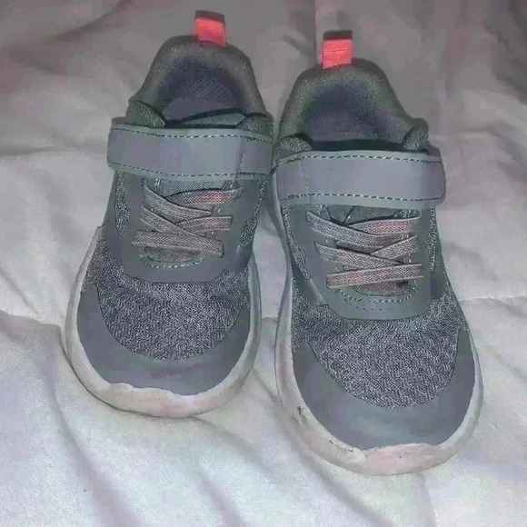 Toddler shoes size 8 - Picture 3 of 5